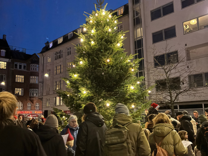 Christianshavnere danser om juletræet